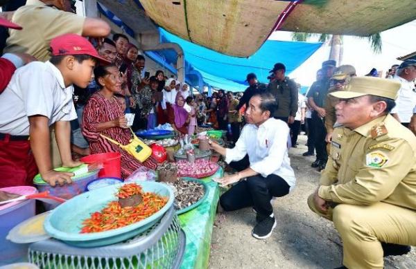 Presiden Joko Widodo didampingi Pj Gubernur Sultra, Dr Andap Budhi Revianto berdialog dengan pedagang pasar di Kabupaten Kolaka Utara, Sultra, Selasa (14/5/2024). (Foto: ist)