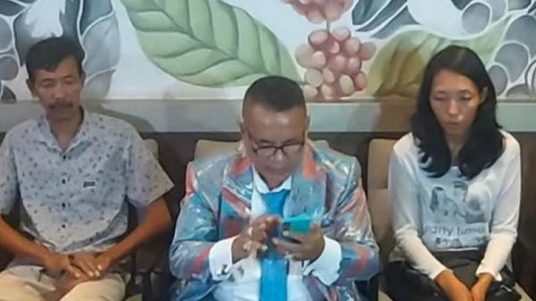Hotman Paris kasus vina Hotman Paris bersama kakak kandung dan ayah dari Vina korban pembunuhan di Cirebon. (Foto: Ist)