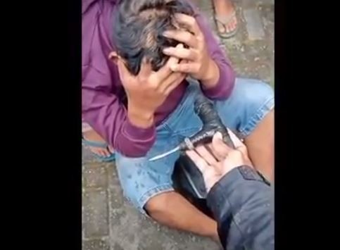 Tangkapan layar pencuri sepeda motor yang ditangkap driver ojol dan warga di Kota Medan. (Foto: iNews)