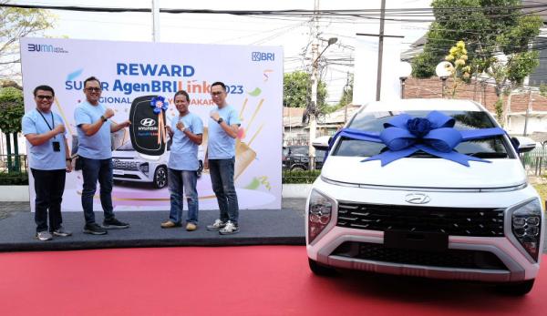 BRI Serahkan Hadiah Mobil untuk AgenBRILink Berprestasi di Yogyakarta