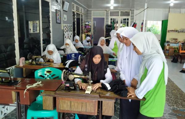 Para peserta antusias mengikuti Pelatihan Menjahit pada Program Penguatan Vokasi di Bagan Siapiapi belum lama ini. (Foto: dok PHR)   