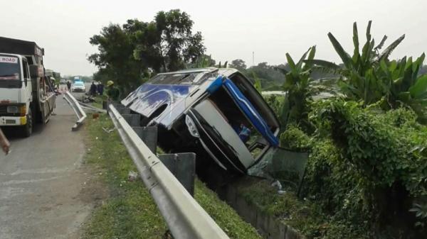 Bus rombongan perangkat desa di Kabupaten Serang, Banten kecelakaan di Jalan Tol Tangerang-Merak, Selasa (21/5/2024). (Foto: Aimar Rani).