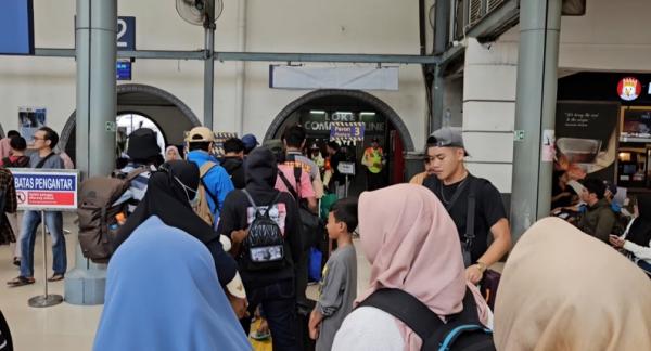 Penumpang Kereta Melonjak Di Stasiun Pasar Senen Dan Gambir Jelang ...