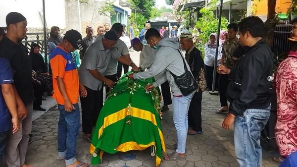 Jenazah Edy Kresna Handaka guru pendamping SMP PGRI 1 Wonosari yang tewas dalam kecelakaan bus saat berada di rumah duka di Perumahan Kepanjen Permai, Desa Talangagung, Kabupaten Malang. (Foto: iNews/Avirista M)