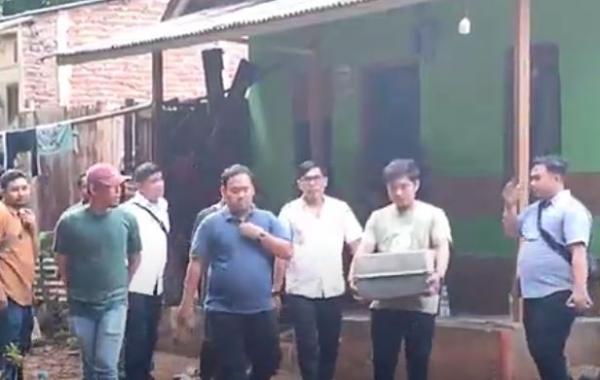 Rumah Pegi Perong Digeledah Petugas gabungan Polda Jabar membawa sejumlah alat bukti dari penggeledahan di rumah Pegi Perong di Kabupaten Cirebon, Rabu (22/5/2024). Pegi DPO pembunuhan Vina ditangkap di Bandung, Selasa (21/5/2025). (Foto: iNews)