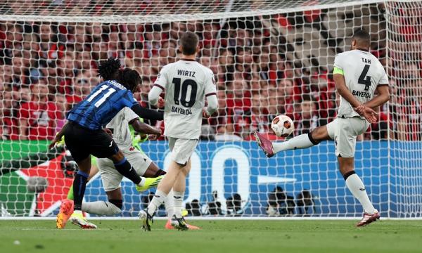 Striker Atalanta Ademola Lookman mencetak gol keduanya dengan tendangan melengkung ke gawang Bayer Leverkusen pada final Liga Europa 2023-2024 di Aviva Stadium, Dublin, Kamis (23/5/2024) dini hari WIB.&nbsp;(Foto: REUTERS)