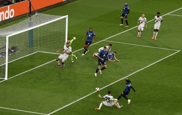 Striker Atalanta Ademola Lookman mencetak gol pert Striker Atalanta Ademola Lookman mencetak gol pertamanya ke gawang Bayer Leverkusen pada final Liga Europa 2023-2024 di Aviva Stadium, Dublin, Kamis (23/5/2024) dini hari WIB. (Foto: REUTERS)
