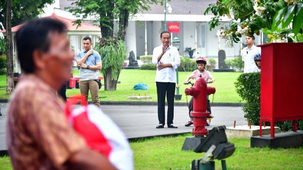 Tak Diundang PDIP ke Rakernas, Jokowi Bagi-bagi Sembako di Yogyakarta