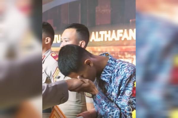 Satrio dengan terharu mencium tangan Kapolri (Foto: Ist)