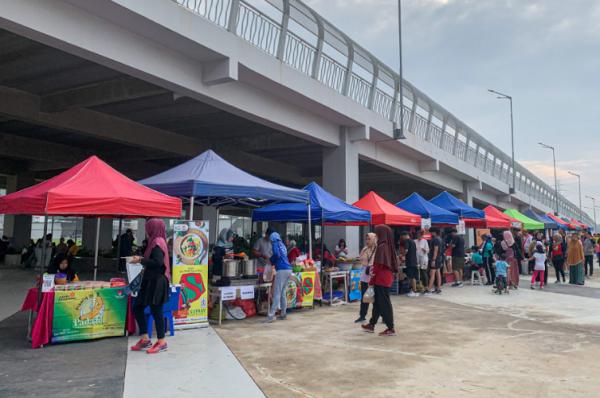 Pelaku UMKM JakPreneur memeriahkan gelaran JSF 2024. (Foto: iNews Media Group/Aldhi Chandra Setiawan)