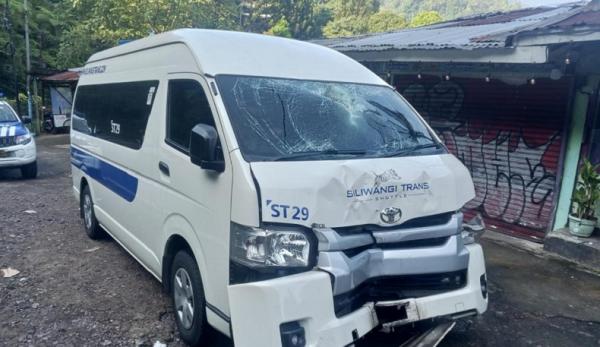 Motor Tabrak Minibus di Puncak Bogor, 1 Orang Luka-Luka