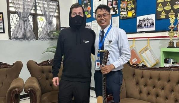 Momen Haru Guru SMA Al Azhar Medan Bertemu Idolanya Alan Walker: Seperti Mimpi Rasanya