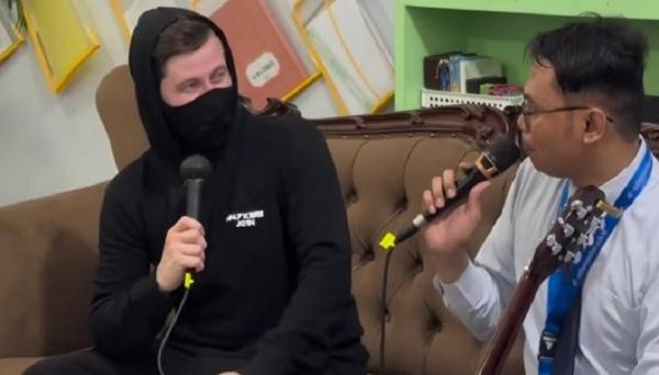Guru musik SMA Al Azhar Medan Tri Adinata bertemu penyanyi Alan Walker. 9Foto IG Tri Adinata).