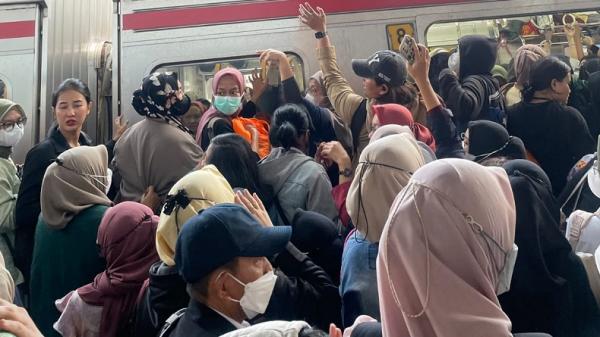 Krl Commuter Line Kembali Gangguan Penumpang Menumpuk Di Manggarai