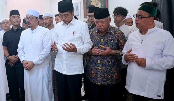 Presiden Jokowi bersama jajaran menteri takziah Presiden Jokowi bersama jajaran menteri takziah di kediaman Habib Luthfi (Foto: Biro Setpres)