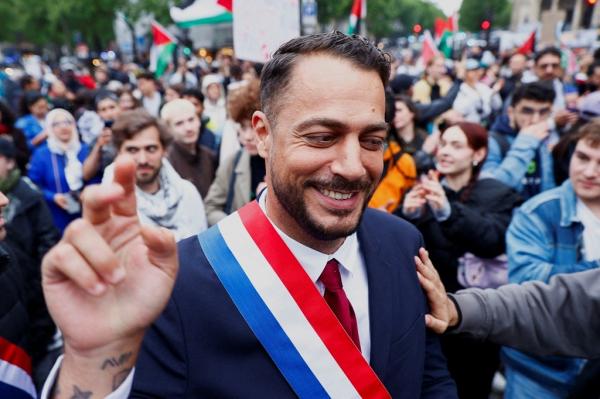 Anggota DPR Prancis dari Partai La France Insoumise (LFI), Sebastien Delogu, menghadiri aksi unjuk rasa pro-Palestina di pusat kota Paris, Prancis, 29 Mei 2024. (Foto: Reuters)