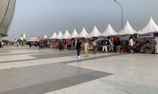 Di luar Jakarta International Stadium, para suporter RCTI Premium Sports juga dimanjakan berbagai tenant yang menjajakan makanan, minuman, serta berbagai merchandise. (Foto: MPI/Andika Rachmansyah)