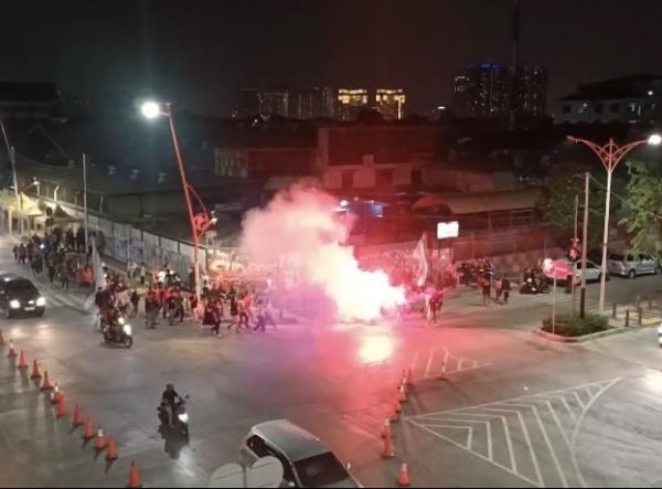 The Jakmania menyalakan suar saat menuju Jakarta International Stadium, Kamis (30/5/2024). (Foto: MPI/Andika Rachmansyah)