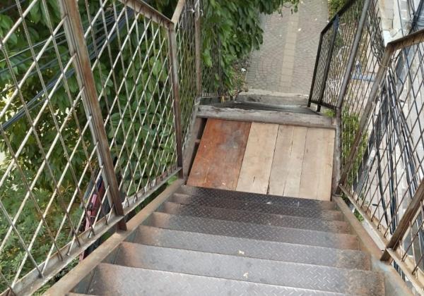 Tangga JPO Stasiun Kampung Bandan Bolong, Diduga Dicuri