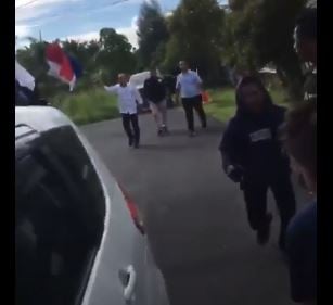 Bupati Halmahera Utara mengejar pendemo memakai parang Salawaku. (Foto: iNews)