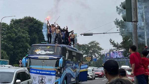 bobotoh Bobotoh tumpah ruah di Jalan Dr Djunjunan atau Pasteur menyambut kedatangan tim Persib Bandung, Sabtu (1/6/2024) siang. (Foto: MPI/Agung Bakti Sarasa)