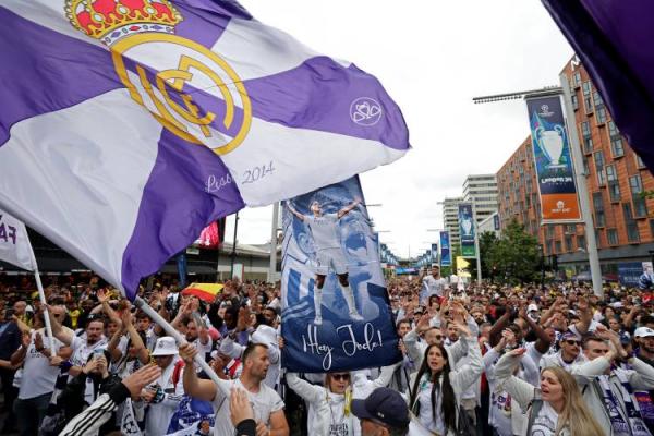 Para fans Real Madrid berkerumun di luar Wembley jelang final Liga Champions 2023-2024 kontra Borussia Dortmund, Minggu (2/6/2024) dini hari WIB. (Foto: REUTERS)