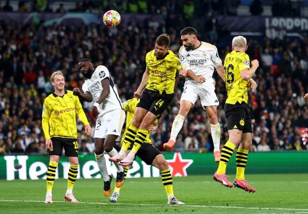 Bek Real Madrid Dani Carvajal (kedua kanan) menanduk bola menjebol gawang Borussia Dortmund pada final Liga Champions 2023-2024 di Wembley, London, Minggu (2/6/2024) dini hari WIB. (Foto: REUTERS)