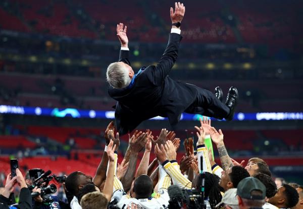 Pelatih Real Madrid Carlo Ancelotti dilempar ke ud Pelatih Real Madrid Carlo Ancelotti dilempar ke udara oleh para pemainnya saat merayakan juara Liga Champions 2023-2024 di Wembley, London, Minggu (2/6/2024) dini hari WIB. (Foto: REUTERS)