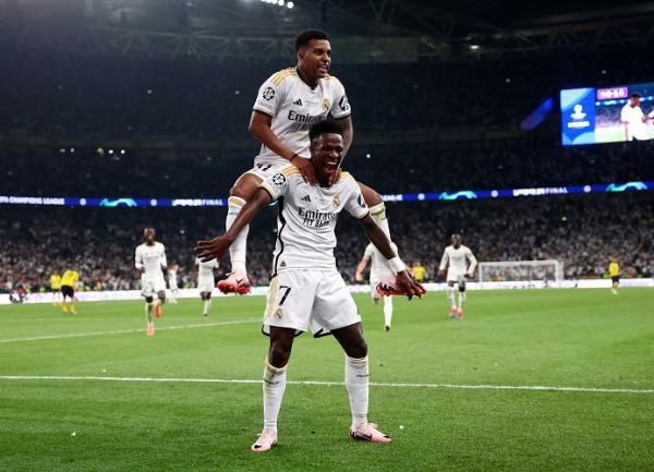 Winger Vinicius Jr (bawah) merayakan gol kedua Rea Winger Vinicius Jr (bawah) merayakan gol kedua Real Madrid ke gawang Borussia Dortmund pada final Liga Champions 2023-2024 di Wembley, London, Minggu (2/6/2024) dini hari WIB. (Foto: REUTERS)