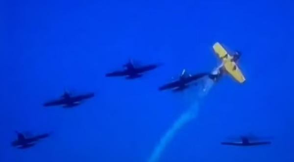 Horor! 2 Pesawat Aerobatik Portugal Tabrakan di Udara saat Air Show, Pilot Tewas