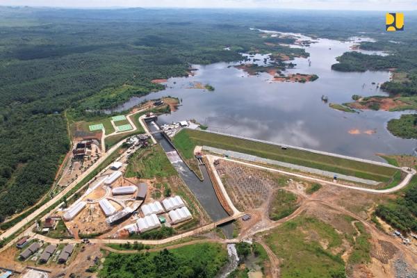 Bendungan Sepaku Semoi Bendungan Sepaku Semoi di Kabupaten Penajam Paser Utara, Kalimantan Timur, digunakan untuk memasok air baku di IKN. (Foto: Dok. Kementerian PUPR)