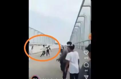 Viral Pelajar SMP Demak Duel di Jembatan Layang Tol Semarang, Polisi Turun  Tangan - Bagian 1