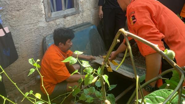 Pembunuh GH Didik Setiawan menunjukkan lubang pembunuhan di rumahnya (Foto: Jonathan Simanjuntak)