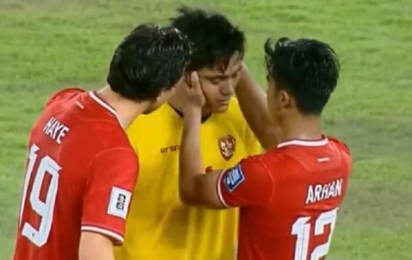 Kiper Timnas Indonesia Ernando Ari mendapat pelukan hangat dari rekan setim usai blunder saat Indonesia Vs Irak di Kualifikasi Piala Dunia 2026. (Foto: IST)