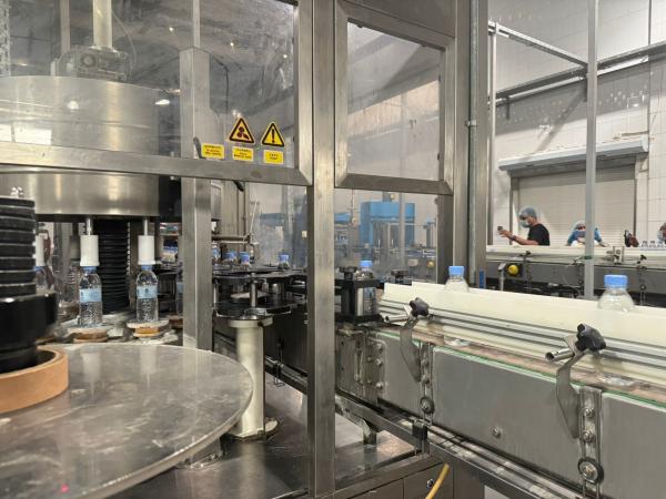 Pengemasan air zamzam di pabrik milik perusahaan Zamazemah di Makkah, menerapkan quality control yang ketat. (Foto: Hanna Fauzie)(Foto: Hanna Fauzie)