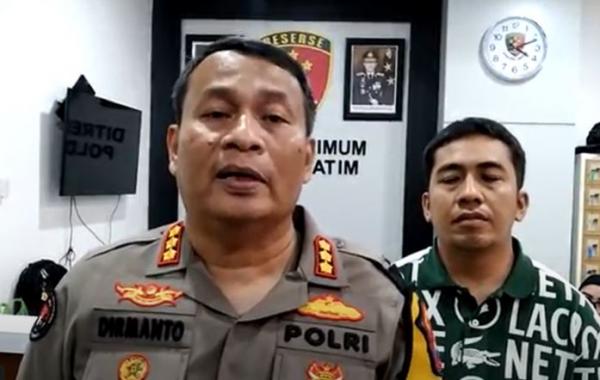 kabid humsa polda jatim Kabid Humas Polda Jatim Kombe Pol Dirmanto menjelaskan penetapan tersangka Briptu FN yang membakar suaminya hingga tewas. (Foto: iNews)