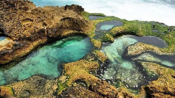 Wisata di Desa Tulungagung, Pemandangan Pantainya Unik Ada Karang Laut Berbentuk Laguna Alami