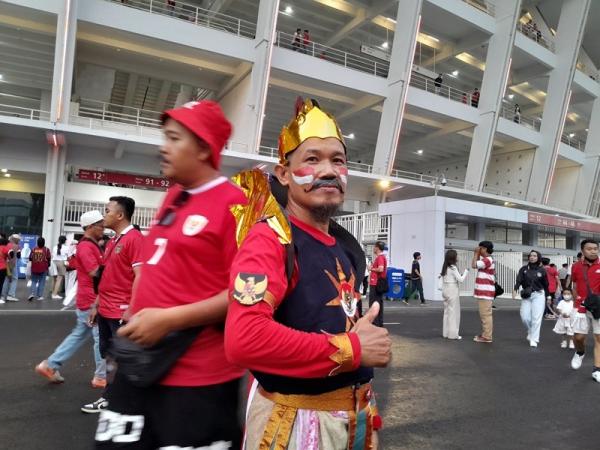 Gaya Unik Fans Timnas Indonesia di GBK, Pakai Atribut Gatotkaca