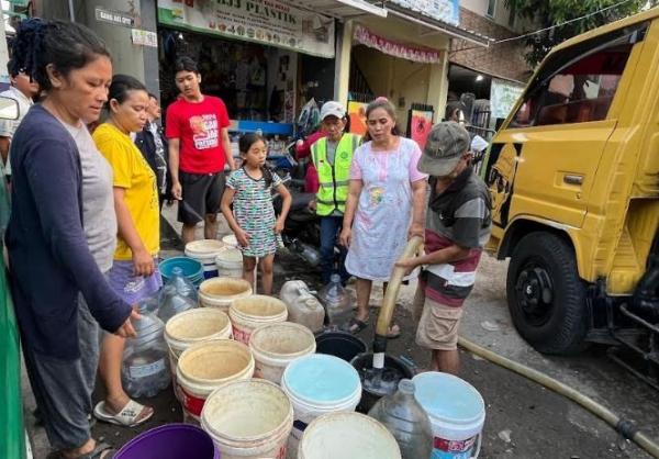 Partai Perindo menyalurkan air bersih ke warga Antapani, Kota Bandung, Selasa (11/6/2024). (Foto: MPI)