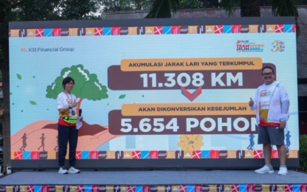 Chief of Human Resources & GA bersama Head of Compliance and Corporate Secretary KB Finansia Multi Finance resmi mencanangkan akumulasi jarak tempuh yang dicapai adalah sejauh 11.308 km. (Foto: dok KB FMF)