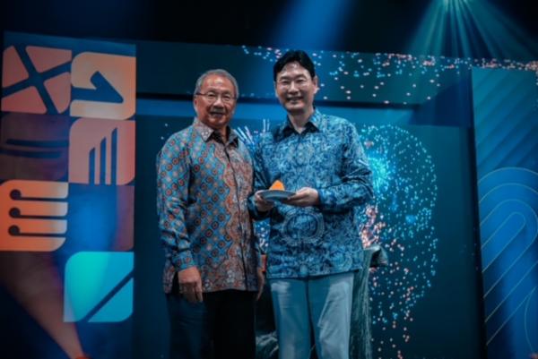 Ulang tahun KB FMF Presiden Direktur KB Finansia Multi Finance serahkan potongan tumpeng kepada CEO dari KB Kookmin Card Lee Chang Kwon, menandai dimulainya perayaan Ulang Tahun Kreditplus yang ke-30 (3 Dekade). (Foto: dok KB FMF)