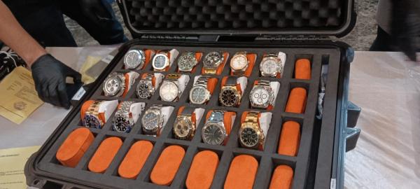 Jam tangan mewah dari toko jam di PIK (Foto: Erfan Ma'ruf)