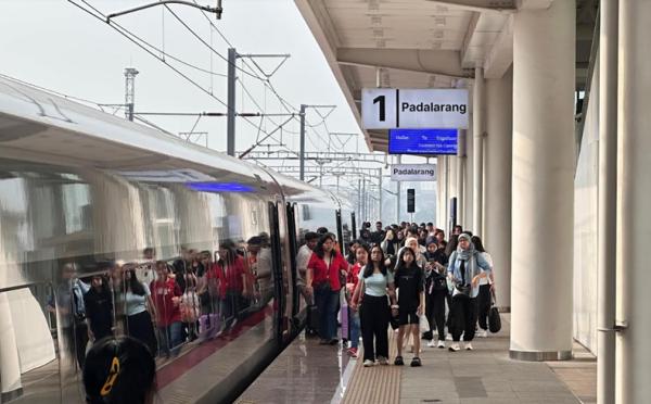 Kereta Cepat Whoosh Dipadati Penumpang Rombongan pada Libur Idul Adha