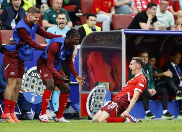 Winger Swiss Michel Aebischer (kanan) merayakan golnya ke gawang Hungaria pada babak pertama matchday pertama Grup A Euro 2024 di Cologne Stadium, Sabtu (15/6/2024) malam WIB.(Foto: REUTERS)