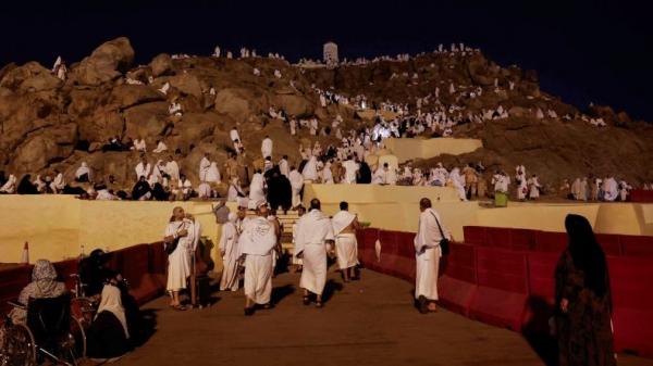 Jemaah haji undangan Raja Salman melaksanakan lempar jumrah, Minggu (16/6/2024) dini hari. (Foto: Ist)