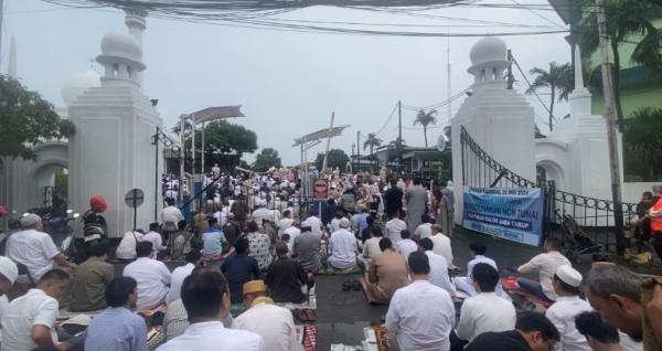 Jemaah mengikuti salat Idul Adha di Al Azhar Jakarta Selatan (Foto: Ari Sandita)