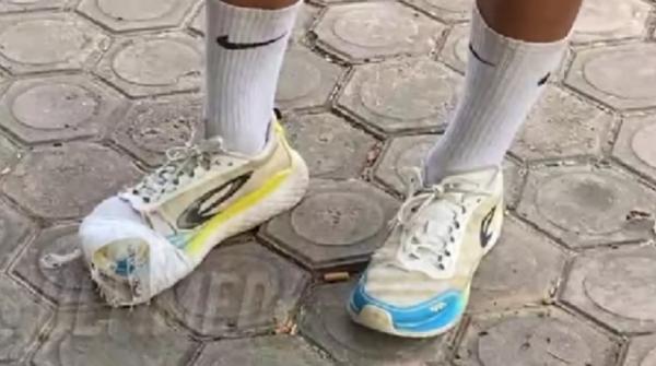 Kisah Ayat Suci, pemuda asal Aceh Barat peserta seleksi tamtama Polri 2024 menjadi sorotan. Dia mengenakan sepatu jebol untuk mengikuti tes jasmani. (Foto: @divisihumaspolri/Instagram)