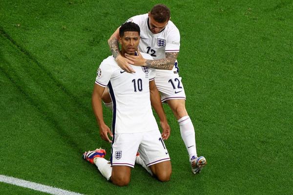 Gelandang Inggris Jude Bellingham (10) menjadi pemain termuda yang tampil di dua putaran final Euro. (foto: REUTERS)