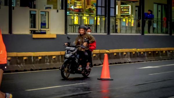 Aksi jambret saat CFD Jakarta tertangkap kamera fotografer. Foto itu diunggah ke media sosial dan viral. (Foto: @asnanfoto/Instagram)