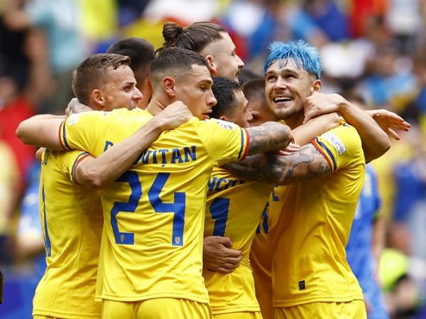 Para pemain Timnas Rumania merayakan kemenangan 3-0 mereka kontra Ukraina pada matchday pertama Grup E Euro 2024 di Fussball Arena, Munich, Jerman, Senin (17/6/2024) malam WIB. (Foto: REUTERS)